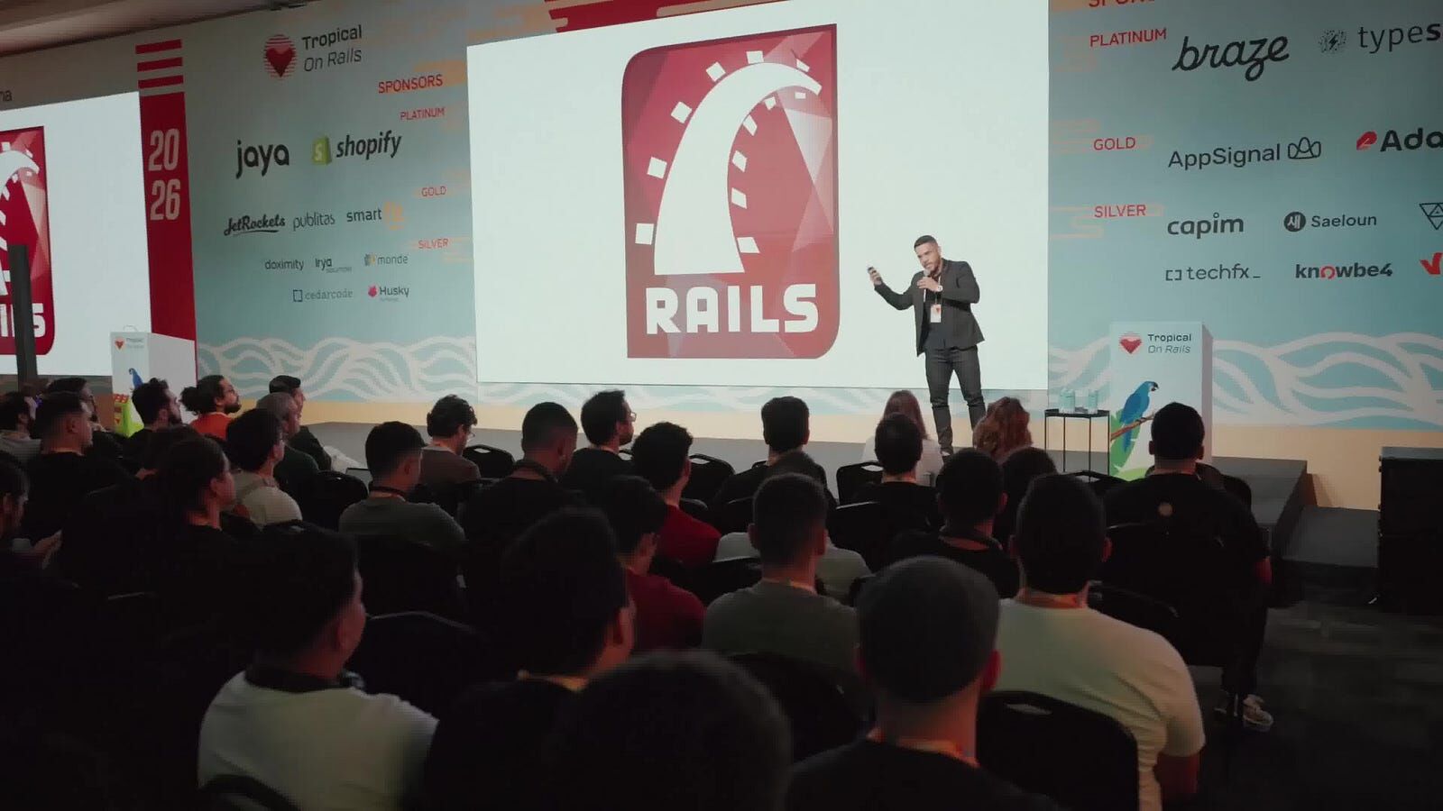 Plateia do Tropical on Rails 2026 diante do palco